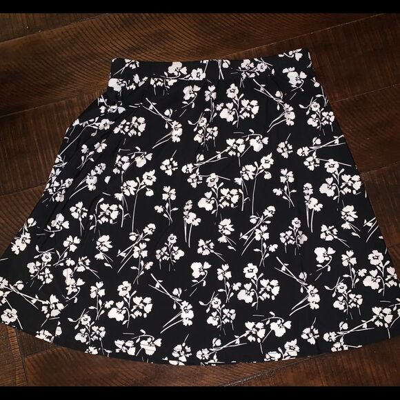 😊 3/$30 
NWT •Leota• skirt black&white floral design, Sz S, non-wrinkle stretch - Picture 4 of 9